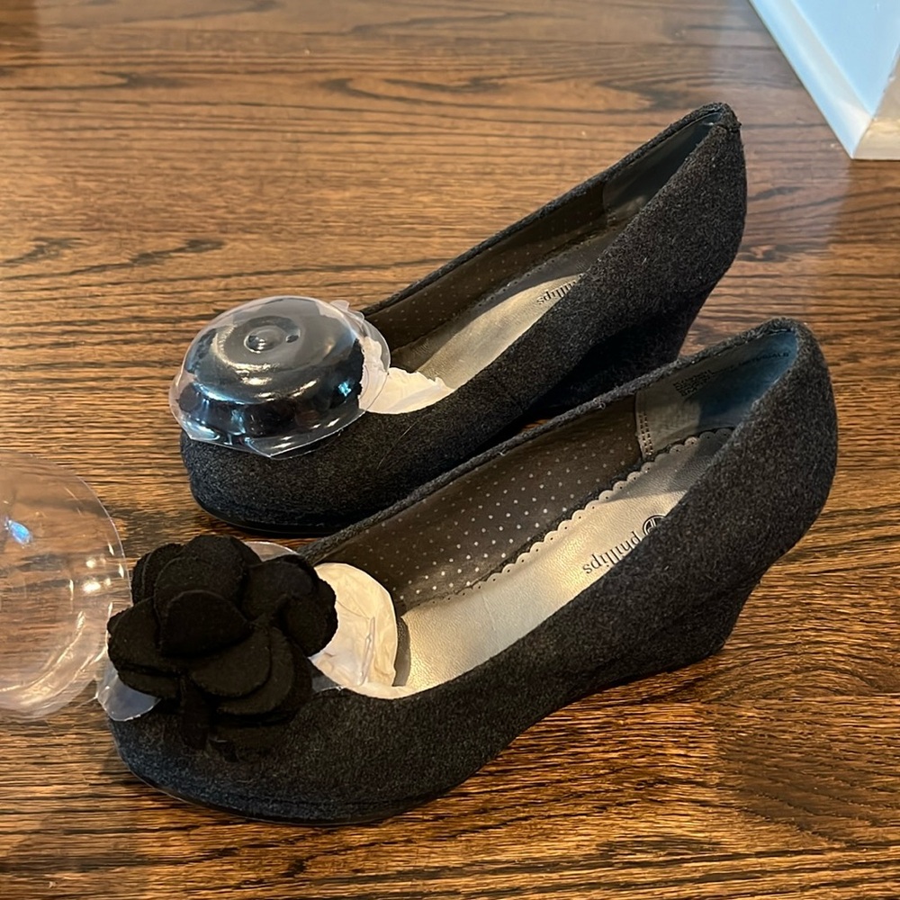 👗Lindsay Phillips black/grey wedges-tissue inside, covers on toe flowers size 8